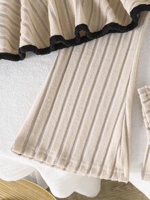SHEIN 韓系女童針織條紋毛絨保暖軟綿修身套裝，簡約休閒且精緻，荷葉袖上衣搭配喇叭褲，溫柔俏皮，適合日常穿著、外出與聚會 - 黑與白 - 查看 7
