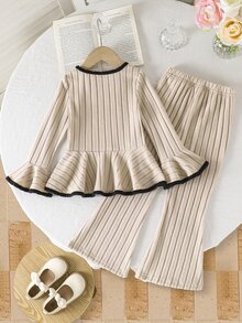SHEIN 韓系女童針織條紋毛絨保暖軟綿修身套裝，簡約休閒且精緻，荷葉袖上衣搭配喇叭褲，溫柔俏皮，適合日常穿著、外出與聚會 - 黑與白 - 查看 5