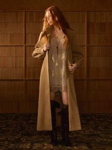 MOTF STUDIO 女款時尚通勤純色高領繫帶長款風衣 - 卡其色 - 查看 5