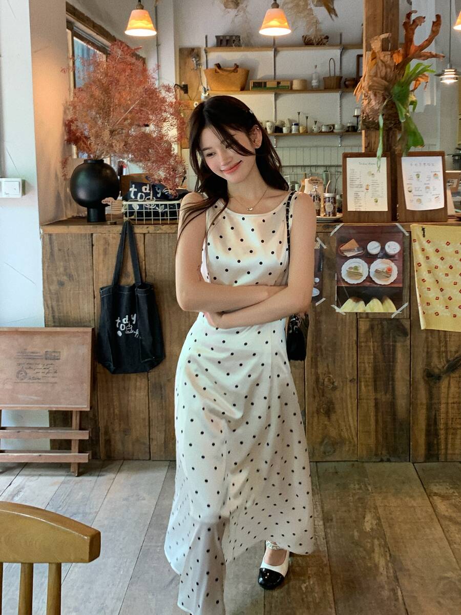 DAZY Gaun Satin Gaya Korea Tanpa Lengan dengan Tali Bahu Tipis dan Motif Polkadot untuk Wanita - Aprikot - View 1