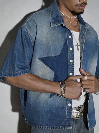 Essentials Camicia in denim da uomo, nuova collezione estiva, denim blu slavato effetto invecchiato, design a patchwork con stelle, vestibilità ampia, casual, comoda e versatile, a maniche corte.