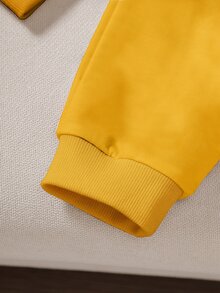 2件組嬰兒男寶寶亮暖黃休閒套裝，上衣附柔軟可愛熊圖案印花，寬鬆舒適風格，搭配休閒長褲附卡通圖案印花，活力可愛風格，適合男寶寶日常外出、居家玩耍，百搭男童運動衫套裝 - 黃色 - 查看 6