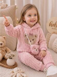 SHEIN Playful Pals 3件組女嬰連帽上衣褲子套裝 可愛甜美粉色熊刺繡蝴蝶結 羅紋毛絨長袖連帽加厚 戶外派對冬季公主保暖包 - 淺粉色 - 查看 13