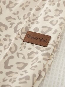 SHEIN Elladie kids (Young Girl) 豹紋 Polo 領長袖寬腿褲 2 件套，上衣為灰色豹紋搭配米白色半開 V 領設計；下身為同款豹紋寬腿長褲搭配米黃色鬆緊腰頭。適合日常上學、郊外出遊、購物、觀光、戶外拍照等場合，春秋穿搭。 - 卡其色 - 查看 6