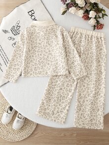 SHEIN Elladie kids (Young Girl) 豹紋 Polo 領長袖寬腿褲 2 件套，上衣為灰色豹紋搭配米白色半開 V 領設計；下身為同款豹紋寬腿長褲搭配米黃色鬆緊腰頭。適合日常上學、郊外出遊、購物、觀光、戶外拍照等場合，春秋穿搭。 - 卡其色 - 查看 3