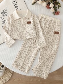 SHEIN Elladie kids (Young Girl) 豹紋 Polo 領長袖寬腿褲 2 件套，上衣為灰色豹紋搭配米白色半開 V 領設計；下身為同款豹紋寬腿長褲搭配米黃色鬆緊腰頭。適合日常上學、郊外出遊、購物、觀光、戶外拍照等場合，春秋穿搭。 - 卡其色 - 查看 8