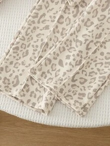 SHEIN Elladie kids (Young Girl) 豹紋 Polo 領長袖寬腿褲 2 件套，上衣為灰色豹紋搭配米白色半開 V 領設計；下身為同款豹紋寬腿長褲搭配米黃色鬆緊腰頭。適合日常上學、郊外出遊、購物、觀光、戶外拍照等場合，春秋穿搭。 - 卡其色 - 查看 9