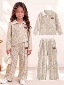 SHEIN Elladie kids (Young Girl) 豹紋 Polo 領長袖寬腿褲 2 件套，上衣為灰色豹紋搭配米白色半開 V 領設計；下身為同款豹紋寬腿長褲搭配米黃色鬆緊腰頭。適合日常上學、郊外出遊、購物、觀光、戶外拍照等場合，春秋穿搭。 - 卡其色 - 查看 4