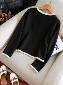 GlowEve CURVE Áo khoác nữ size lớn cổ tròn thanh lịch phối màu đen trắng tương phản, thiết kế tối giản tôn dáng với cúc kim loại, phù hợp mặc hằng ngày, đi làm, hẹn hò và tụ họp - Đen và trắng - Xem 2