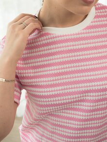 Ximena Robles Ximena Robles Setelan Elegan Wanita: Kaos Lengan Pendek Bergaris Merah Muda Muda dengan Kerah Bulat dan Celana Pendek - Baby Pink - View 3