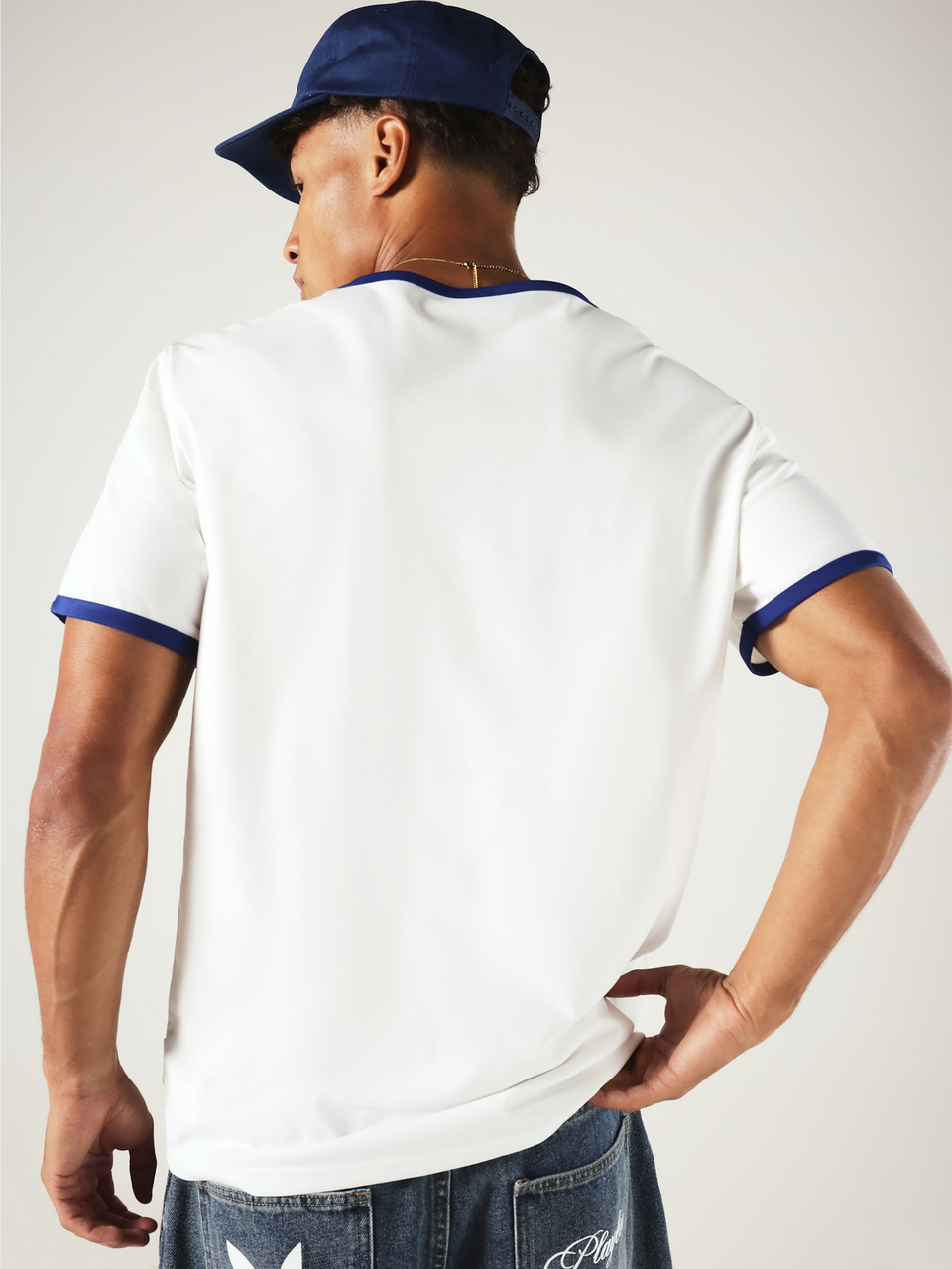 T-shirt col ras-du-cou classique à manches courtes avec bordure marine contrastée, coupe régulière, tenue d'été décontractée