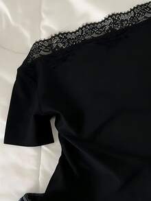 Mulvari 法式蕾丝拼接不对称领口短袖性感不对称肩部露脐女式T恤 - 黑色 - 查看 4