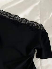 Mulvari 法式蕾丝拼接不对称领口短袖性感不对称肩部露脐女式T恤 - 黑色 - 查看 5
