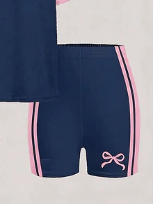 蓝色条纹蝴蝶结印花少女休闲宽松圆领短袖T恤搭配修身骑行短裤套装，适合日常穿着、街头风、外出、度假、运动、返校、春夏等场合。 - 白色 - 查看 6
