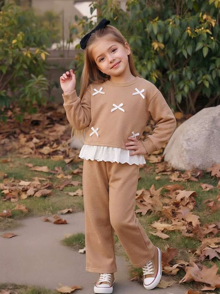 Conjunto de 2 piezas para niñas estilo coreano enérgico, sudadera holgada de cuello redondo de felpa color marrón cedro con diseño 2 en 1, detalle de capas con ribete de volantes bordado y patrón de lazo blanco - Marrón - Añade 2