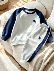 2件組小男孩時尚極簡學院風舒適圓領衛衣與運動長褲，極簡拼接小馬印花設計，適合假期聚會與派對，舒適自在，男孩春夏秋冬首選，街頭風休閒穿搭，適合返校聚會 - 彩色 - 查看 7
