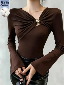 SHEIN Raffinéa تي شيرت بأكمام جرسية مع فتحة أمامية للخروج ليلاً، بني داكن، خريفي مثير - بني - مشاهدة 4