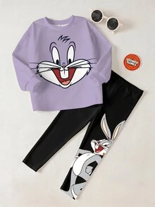 LOONEY TUNES X SHEIN طقم كاجوال للبنات الصغيرات ببلوزة رياضية بياقة دائرية مطبوعة برسومات كرتونية وبنطال ليقنز - أبيض - مشاهدة 1
