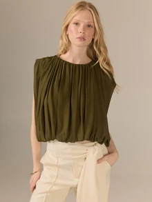 KÆRIA Hus Blus dengan Lipatan Dramatis di Bagian Belakang dan Silang - Georgette Berlipat - Hijau Zaitun - Cocok untuk Makan Malam Kantor, Liburan, dan Musim Panas yang Elegan - Hijau - View 1