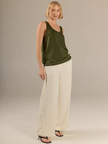 KÆRIA Hus Áo blouse sát nách xếp nếp lụa satin bóng màu xanh ô liu, phong cách thanh lịch nữ tính sang chảnh, phù hợp đi du lịch, nghỉ dưỡng và mặc hàng ngày - Màu xanh Ô liu - Xem 4