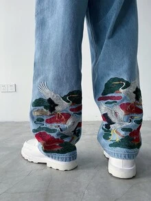 Manfinity EMRG 男士街頭風休閒刺繡藍色牛仔褲 - 淺色水洗藍 - 查看 5