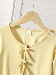 SHEIN 2件組女童大童春夏秋冬休閒針織羅紋蝴蝶結裝飾開襟上衣與印花細肩帶背心簡約連身裙度假風套裝 - 黃色 - 查看 3
