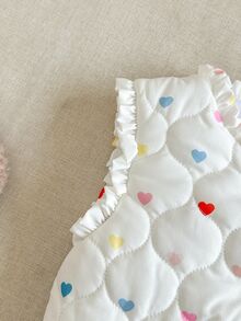 SHEIN Playful Pals 女嬰幼兒女童絎縫加厚背心，可愛甜美白色愛心荷葉邊無袖V領加厚派對款，秋冬生日女孩舒適公主風 - 彩色 - 查看 5