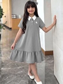 SHEIN Tween女孩休閒拼接配色POLO領修身寬鬆半開襟拼接A字裙擺荷葉邊飾精緻小Logo刺繡黑白格紋梭織洋裝返校季 - 黑與白 - 查看 5