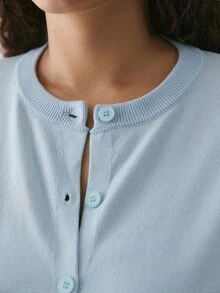 YARNWELL 大尺碼女款純色長袖單排扣休閒薄款開襟衫 - 淺藍色 - 查看 5