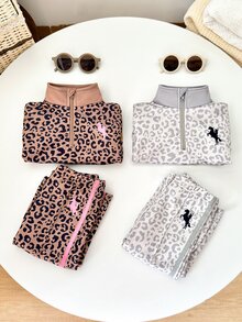 SHEIN Playful Pals 女嬰酷豹紋2件套，春秋百搭休閒圖案端莊可愛運動套裝，立領半拉鍊衛衣，棕色 - 棕色 - 查看 11