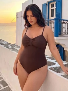 SHEIN Swim Setelan Baju Renang Satu Potong 2 Potong Ukuran Plus Musim Semi/Panas 2026 Warna Cokelat Tua, Leher Bulat Lebar, Tali Bahu yang Dapat Diatur, dan Rok Desain Jala Berumbai, Cocok untuk Pakaian Liburan Pantai Premium Wanita - Coklat - View 3