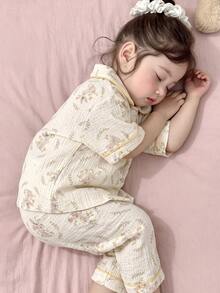 [1 Set Randomly Sent]Girls' Toddler Pajama Set With Playful And Natural Vibe, Light Beige Top With Classic Lapel Design, Contrasting Trim On Neckline, Cuffs And Hem, Short Sleeve Long Pants Pajama Set With 4 Different Prints: Floral, Bear, Bow, Strawberry, Rabbit, Surprise Blind Box Randomly Sent 1 Set - Multicolor - View 7