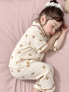 [1 Set Randomly Sent]Girls' Toddler Pajama Set With Playful And Natural Vibe, Light Beige Top With Classic Lapel Design, Contrasting Trim On Neckline, Cuffs And Hem, Short Sleeve Long Pants Pajama Set With 4 Different Prints: Floral, Bear, Bow, Strawberry, Rabbit, Surprise Blind Box Randomly Sent 1 Set - Multicolor - View 5