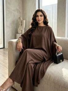 Modelyn Kemeja Panjang Longgar Lengan Kelelawar Warna Cokelat dengan Celana Panjang Lurus Berpinggang Elastis, Setelan 2 Potong Ukuran Plus yang Modis, Elegan, dan Cantik - Coklat - View 5