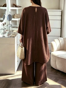 Modelyn Kemeja Panjang Longgar Lengan Kelelawar Warna Cokelat dengan Celana Panjang Lurus Berpinggang Elastis, Setelan 2 Potong Ukuran Plus yang Modis, Elegan, dan Cantik - Coklat - View 2