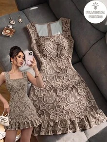 SHEIN Franclia 蕾絲 3D 印花方領優雅洋裝，舒適修身，適合日常通勤與工作，2026 夏季新款女款無袖派對晚宴迷你洋裝，白色蕾絲收腰設計 - 深棕色 - 查看 1