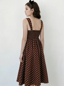 SHEIN 女童复古波点连衣裙，采用顺滑面料设计（方领泡泡袖腰身+方领系带腰身+棕色底白色波点印花），柔软面料适合多个季节穿着，经典波点元素搭配复古廓形，适合日常穿着/约会，宽松裙摆易于搭配和打理，打造温柔复古少女风。 - 棕色 - 查看 3