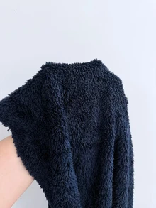 SHEIN Vacaura 男童休閒運動裝飾 A 字毛巾刺繡貼布雙面刷毛平織羅紋連帽加厚外套，A 字毛巾刺繡貼布設計增添時尚感，雙面刷毛材質舒適，適合男童冬季穿著，連帽加厚設計提供額外防寒保暖，適合戶外活動或日常穿著 - 寶藍色 - 查看 8