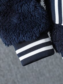 SHEIN Vacaura 男童休閒運動裝飾 A 字毛巾刺繡貼布雙面刷毛平織羅紋連帽加厚外套，A 字毛巾刺繡貼布設計增添時尚感，雙面刷毛材質舒適，適合男童冬季穿著，連帽加厚設計提供額外防寒保暖，適合戶外活動或日常穿著 - 寶藍色 - 查看 6
