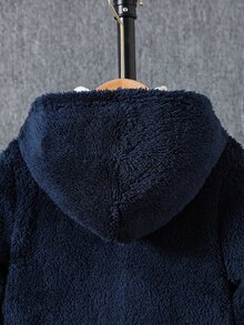 SHEIN Vacaura 男童休閒運動裝飾 A 字毛巾刺繡貼布雙面刷毛平織羅紋連帽加厚外套，A 字毛巾刺繡貼布設計增添時尚感，雙面刷毛材質舒適，適合男童冬季穿著，連帽加厚設計提供額外防寒保暖，適合戶外活動或日常穿著 - 寶藍色 - 查看 4