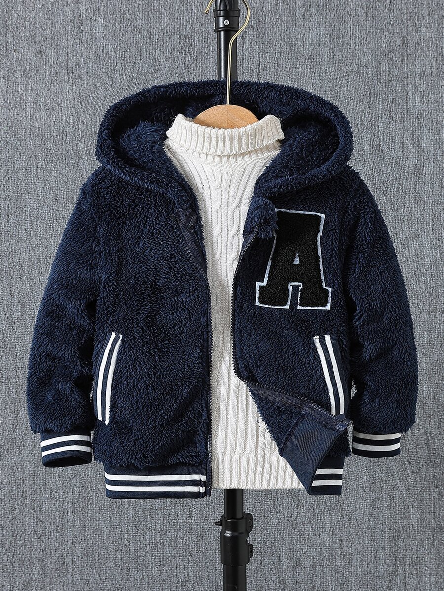 SHEIN Vacaura 男童休閒運動裝飾 A 字毛巾刺繡貼布雙面刷毛平織羅紋連帽加厚外套，A 字毛巾刺繡貼布設計增添時尚感，雙面刷毛材質舒適，適合男童冬季穿著，連帽加厚設計提供額外防寒保暖，適合戶外活動或日常穿著