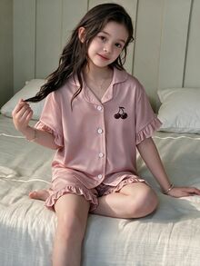 SHEIN 2件組女童幼兒可愛簡約粉色荷葉邊袖口褲腳開口裝飾左胸櫻桃印花鈕扣短袖短褲休閒舒適阻燃雙面刷毛面料居家服 - 粉色 - 查看 3