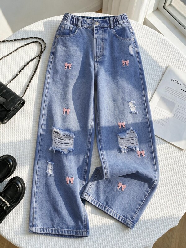 SHEIN Jeans rasgados para niñas preadolescentes, rosa y azul, con mariposa, estilo streetwear de verano, lindo, para la escuela, regreso a clases, dulce Y2K, denim claro, con bordado de lazo, pierna ancha