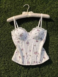 Comfortcana 女款花卉印花蕾絲飾邊修身背心上衣，適合約會與外出穿搭 - 白色 - 查看 3