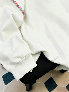 Resyla 女款白色彩虹刺繡運動衫，簡約學院風秋季上衣，休閒街頭日常穿搭，送給朋友的禮物 - 白色 - 查看 4