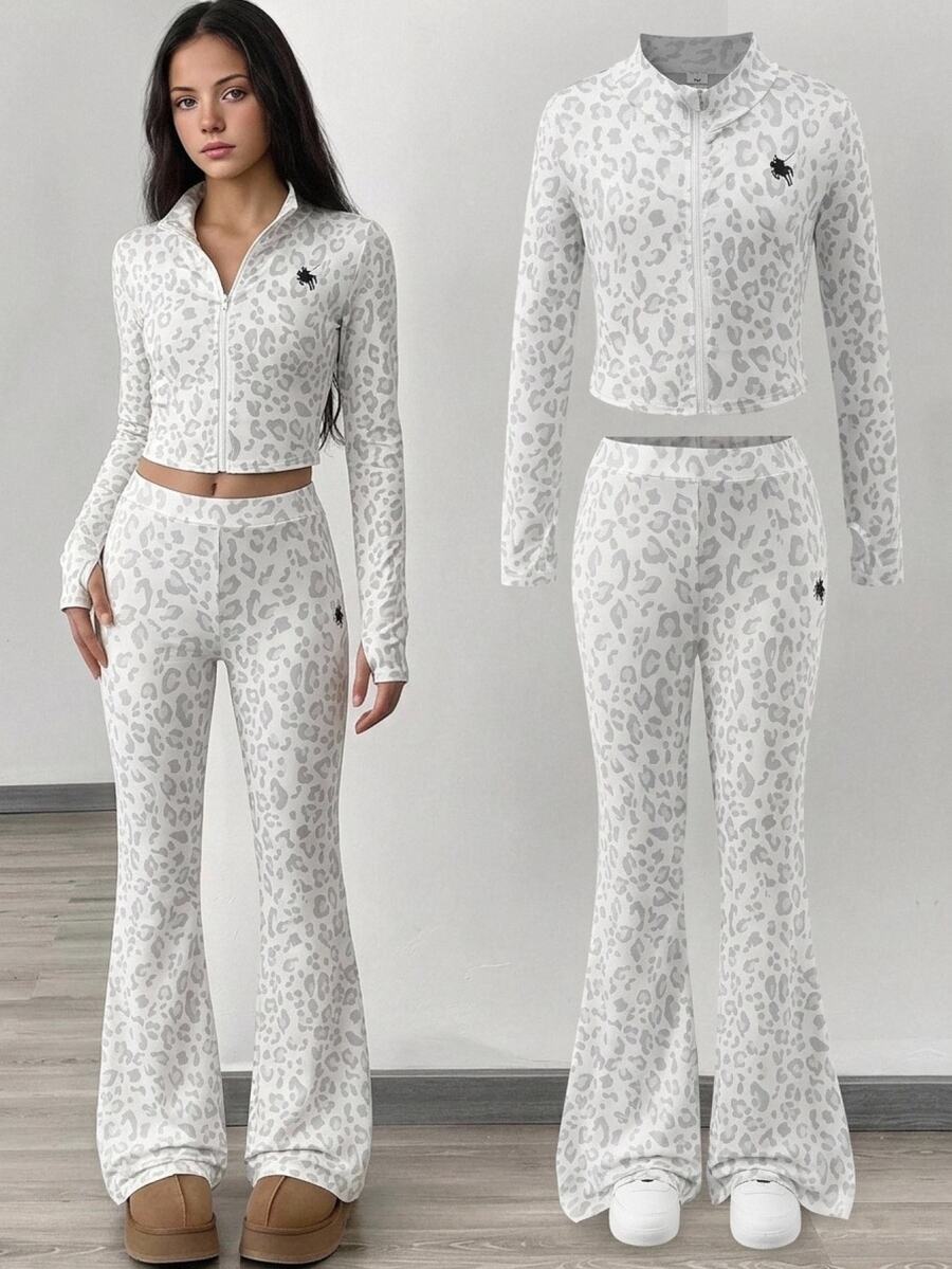 SHEIN 少女豹紋修身休閒兩件套,半拉鍊立領短版長袖上衣搭配喇叭長褲,身上飾有小馬印花,袖口指孔設計,彈性柔軟面料,韓系溫柔休閒風,適合日常購物、居家與外出穿著,收腰剪裁凸顯身形線條 - 淺灰色 - 查看 1