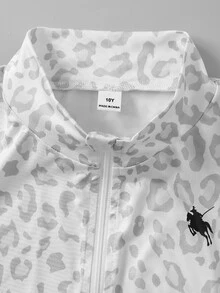 SHEIN 少女豹紋修身休閒兩件套，半拉鍊立領短版長袖上衣搭配喇叭長褲，身上飾有小馬印花，袖口指孔設計，彈性柔軟面料，韓系溫柔休閒風，適合日常購物、居家與外出穿著，收腰剪裁凸顯身形線條 - 淺灰色 - 查看 5