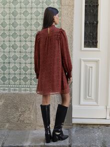 Nöista Rust Brown Paisley Mini Dress With Ruffle Neckline, Puff Sleeves And Fitted Cuffs. A Cute, Elegant Vintage Style For Fall And Going Out Party Everyday - Redwood - View 2