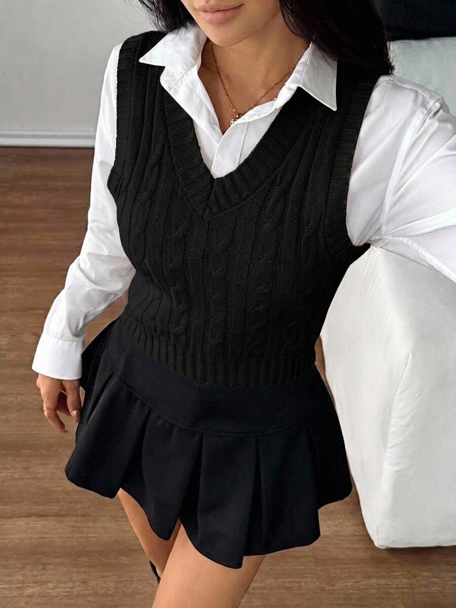 SHEIN (Tween女孩) 淺杏色V領刺繡針織背心毛衣，柔軟舒適，適合日常穿著、外出、旅行、度假、居家、托兒中心與玩耍 - 黑色 - 查看 1