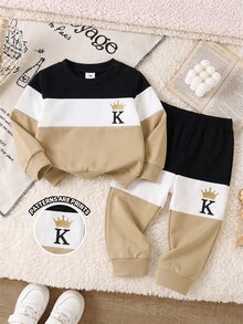 SHEIN 新生兒男嬰 2 件套，時尚極簡對比色寬條紋皇冠與字母 K 印花圓領長袖衛衣上衣與寬條紋字母印花運動長褲套裝，柔軟面料，適合外出，秋冬季 - 彩色 - 查看 6
